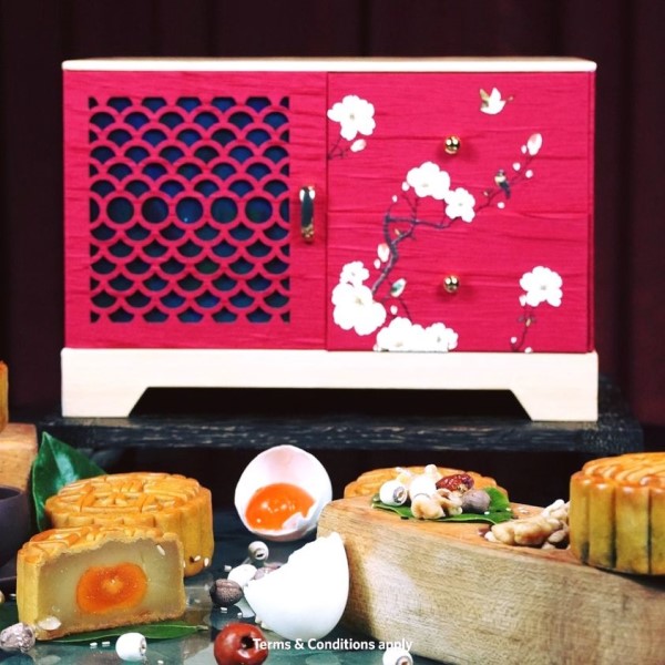 Luxury Mooncake gift box 2021(Merdeka Sale), Food & Drinks, Packaged &  Instant Food on Carousell